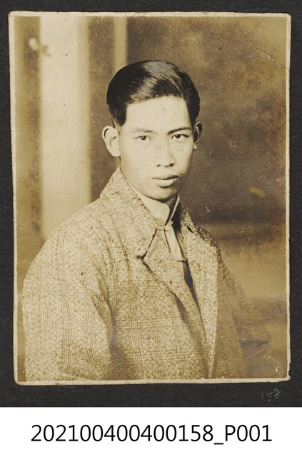 穿大衣男子照 (共1張)