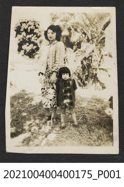 一婦女與一女童 (共1張)