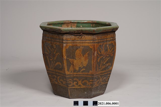 醬釉八角陶缸 (共21張)