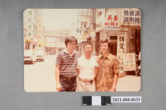 盧修一與兩位友人於街頭合影 (共2張)