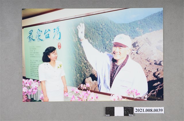 陳郁秀與印有盧修一照片背板合照 (共2張)