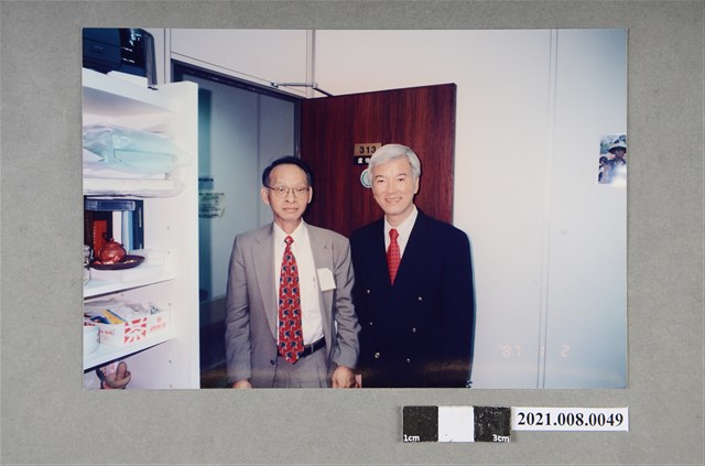 盧修一於立委辦公室門口與友人合照 (共2張)