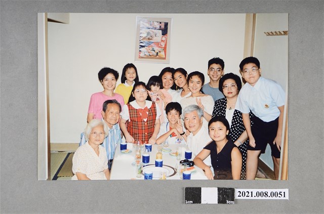 盧修一、陳郁秀與親友於和室合照 (共2張)