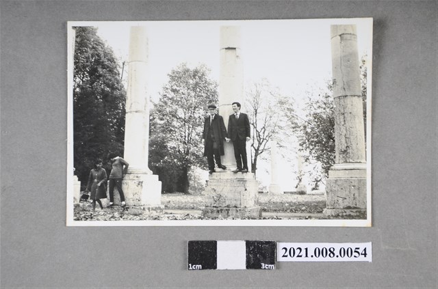 盧修一年輕時與友人黑白合照 (共2張)