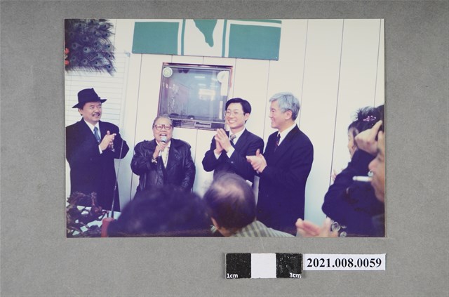 民進黨黨部內盧修一與阿匹婆照片 (共2張)