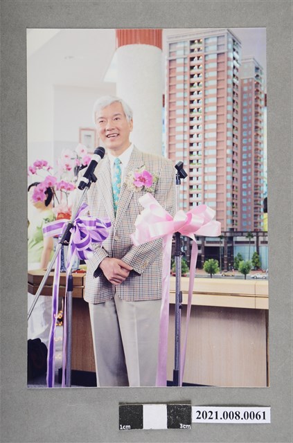 盧修一於房屋模型前演講照 (共2張)