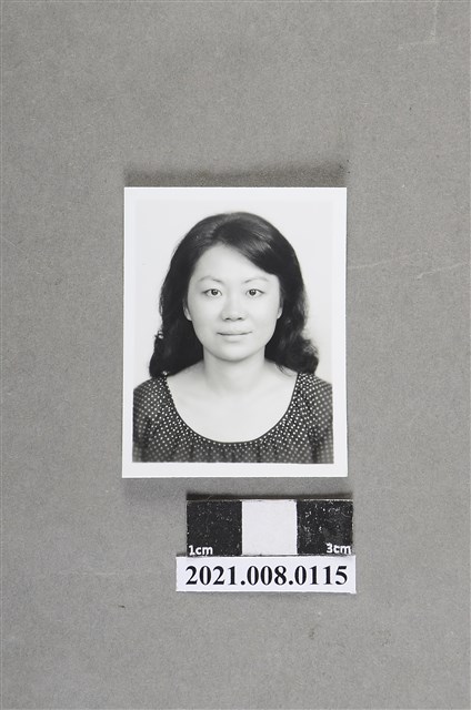 陳郁秀2吋黑白證件照(長捲髮) (共2張)