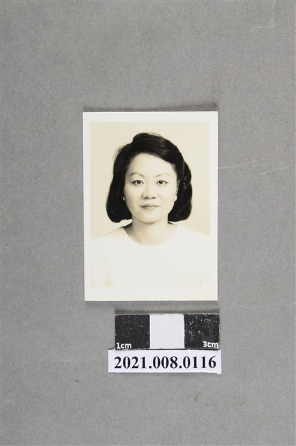 陳郁秀2吋黑白證件照(中長髮) (共2張)