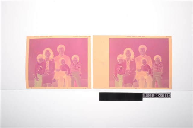 盧修一與陳郁秀及小孩家庭照底片 (共2張)