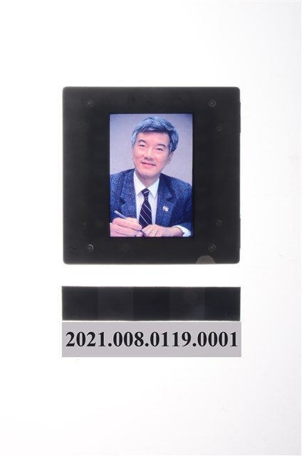 盧修一大頭照幻燈片1 (共2張)