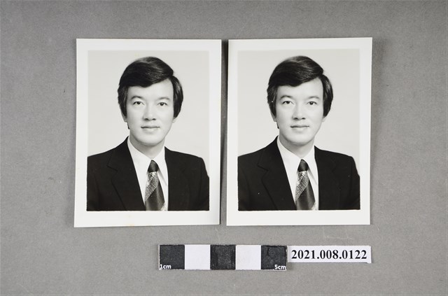 盧修一4吋黑白證件照 (共2張)