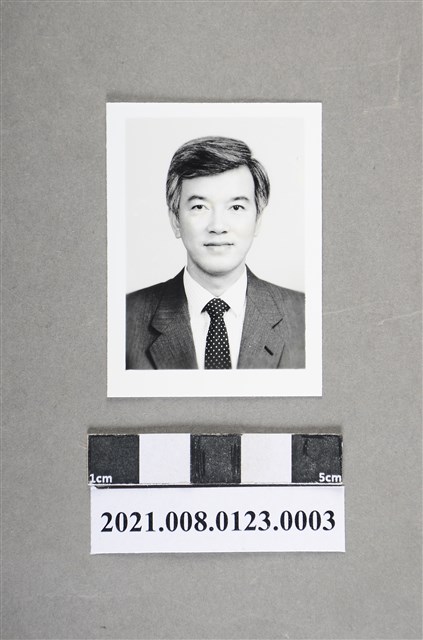 盧修一2吋黑白證件照(水玉領帶) (共2張)