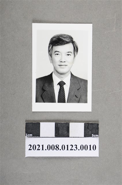 盧修一2吋黑白證件照(水玉領帶) (共2張)