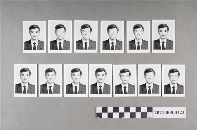 盧修一2吋黑白證件照(水玉領帶) (共2張)