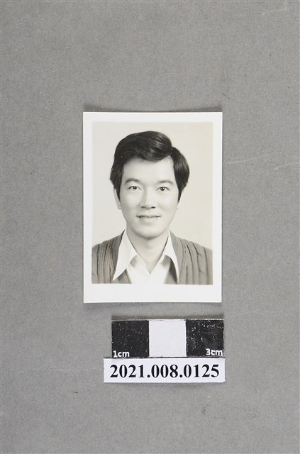 盧修一1吋黑白證件照(青年時期) (共2張)