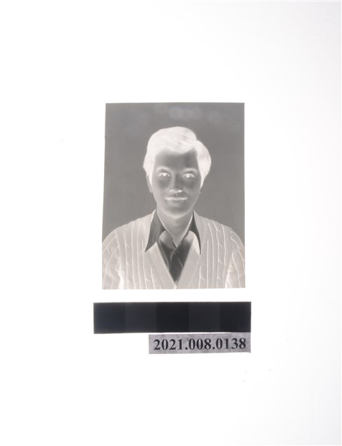 盧修一2吋證件照底片(毛衣搭襯衫) (共2張)