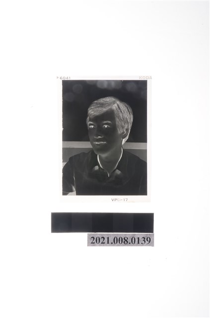 盧修一2吋證件照底片(襯衫臉朝左) (共2張)