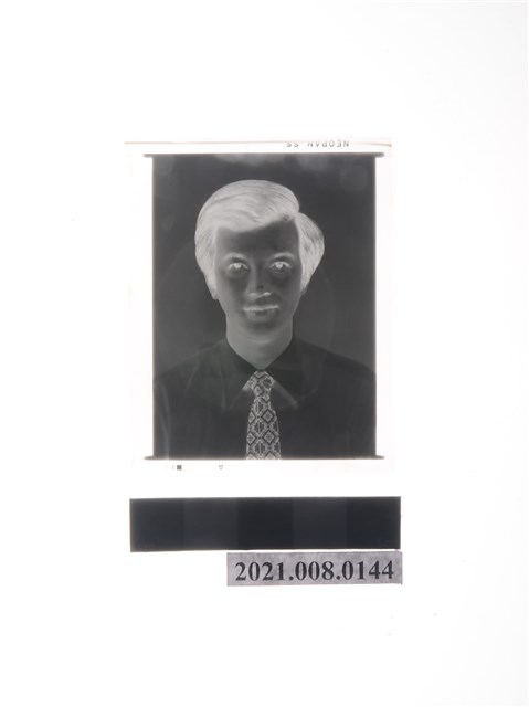 盧修一2吋證件照底片(變形蟲圖騰領帶) (共2張)