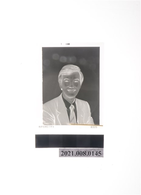 盧修一半身證件照底片(看鏡頭) (共2張)