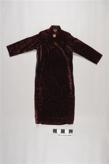 棗紅絨花立領長袖冬旗袍 (共7張)