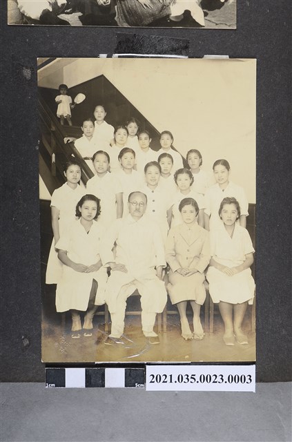 迎產婦人科職員室內合照 (共2張)