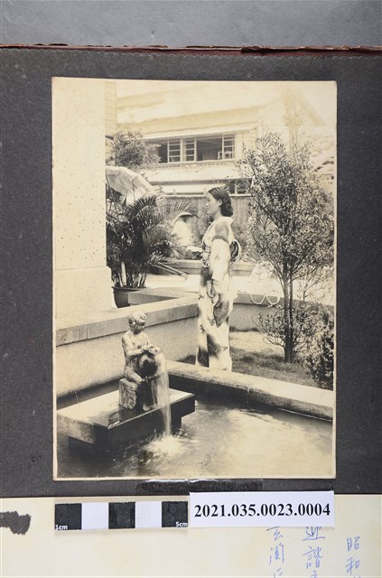 和服女子側身照 (共2張)