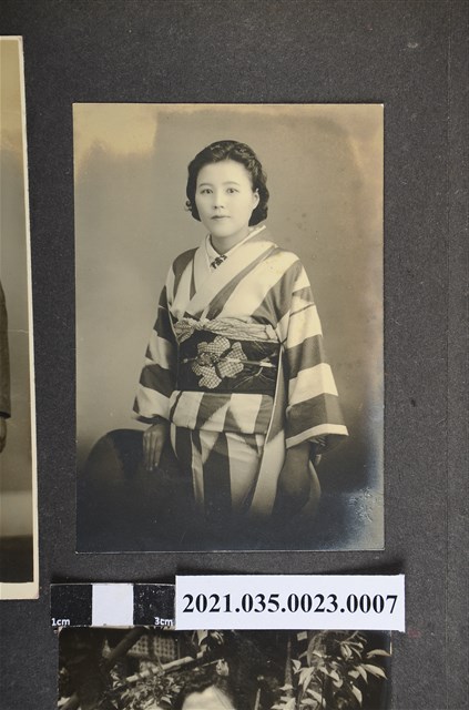 和服女子獨照 (共2張)