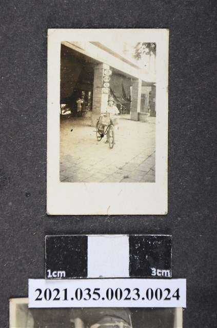 一名婦人牽腳踏車照 (共2張)