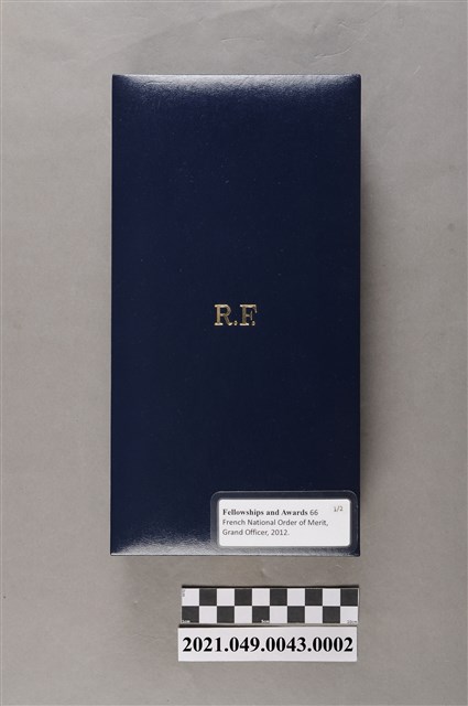 李遠哲2012年法國國家功勳勳位大軍官勳章獎章及袖扣組外盒 (共7張)