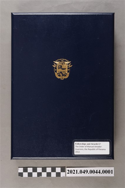 李遠哲2012年巴拿馬國家勳章及袖扣組外盒 (共3張)