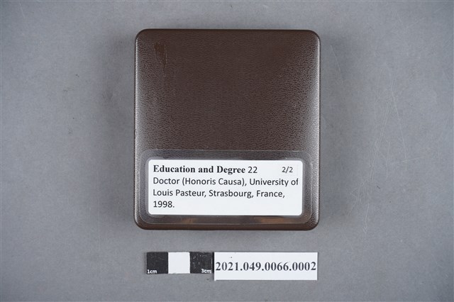 李遠哲1998年法國斯特拉斯堡大學名譽博士獎章外盒 (共7張)
