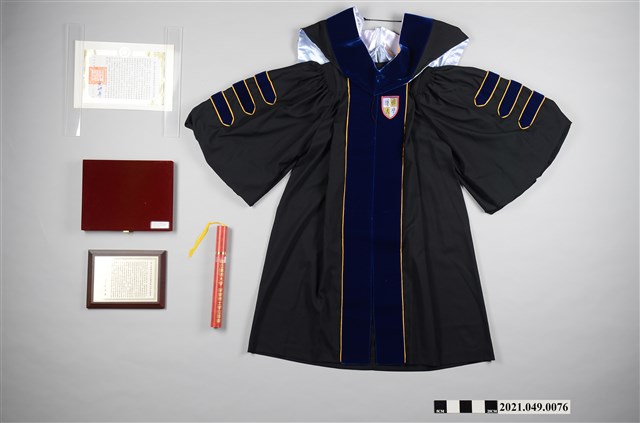 李遠哲2004年國立陽明大學名譽博士證書及袍服組 (共2張)