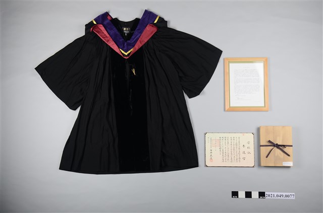 李遠哲2004年日本早稻田大學名譽博士中日文證書及袍服組 (共2張)