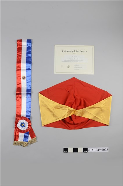 李遠哲2004年巴拉圭北部大學名譽博士證書及學位袍 (共2張)