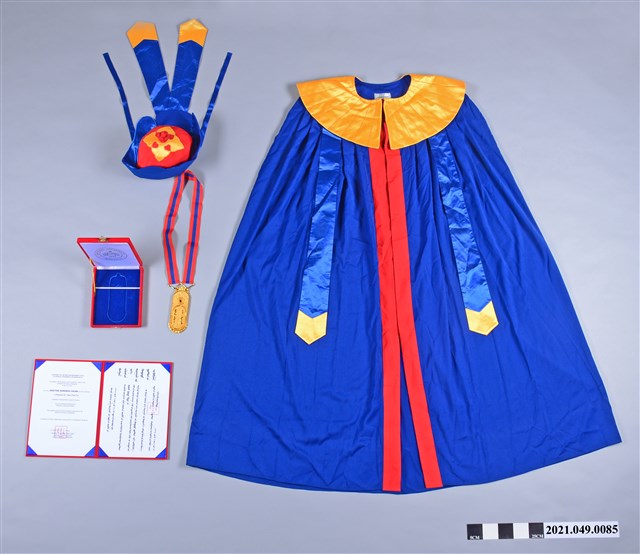 李遠哲2012年蒙古國立大學名譽博士證書及袍服組 (共2張)