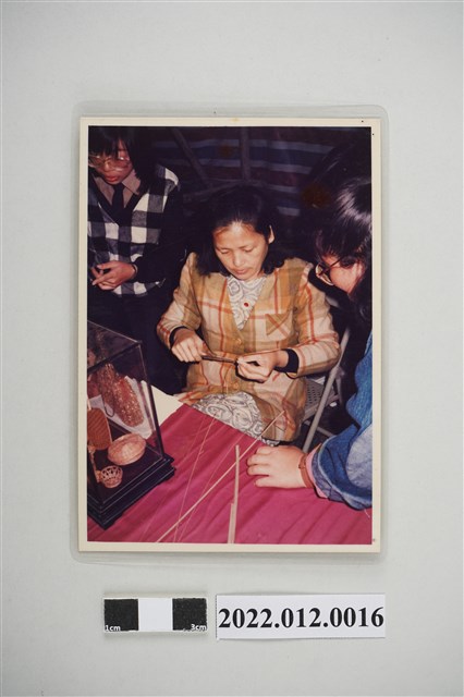 劉靜枝竹編教學側拍照片 (共2張)