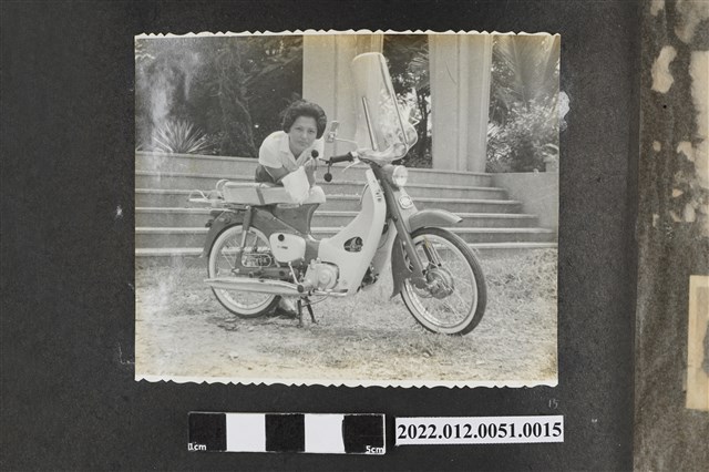 女子與機車合影 (共1張)