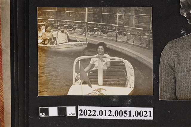 女子乘船照 (共1張)