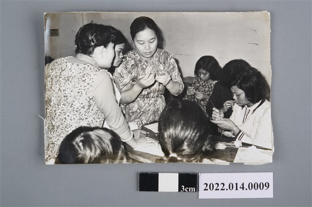 林何賽秋示範鉤織 (共2張)