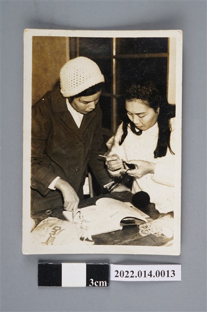 林何賽秋示範鉤織 (共2張)