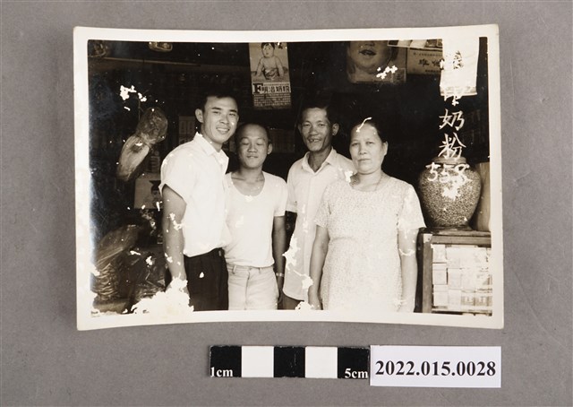 民國55年鄭李藔跟長男鄭崑霖與瑞發商店男訪客合照 (共2張)