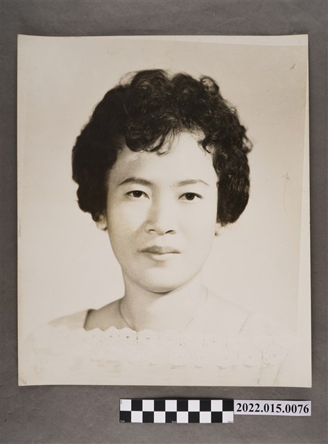 鄭萍黑白大頭照 (共2張)