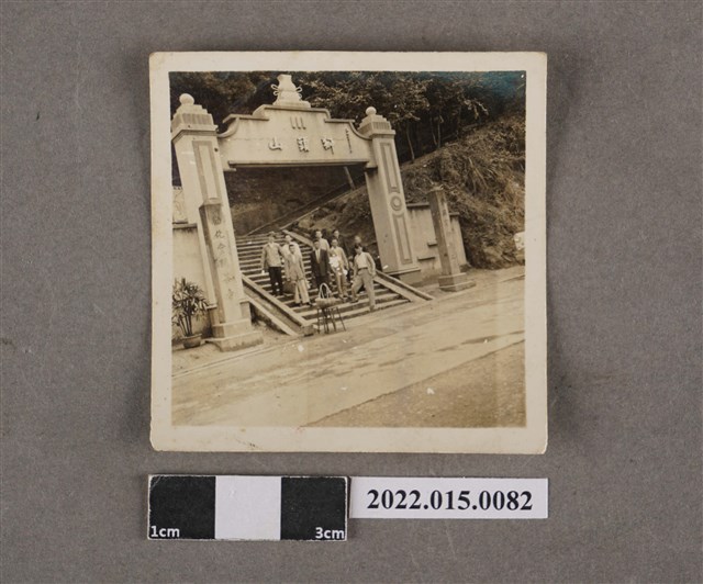 鄭萍前夫許雲騰與友人在苗栗縣獅頭山舊登山口牌樓前合照 (共2張)