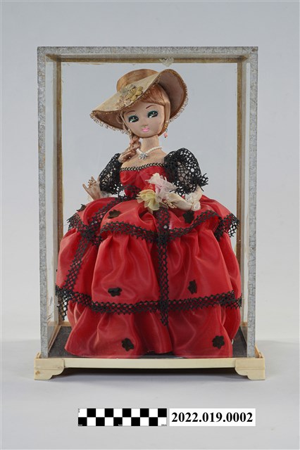 臺灣著紅色西式服飾人形娃娃 (共12張)