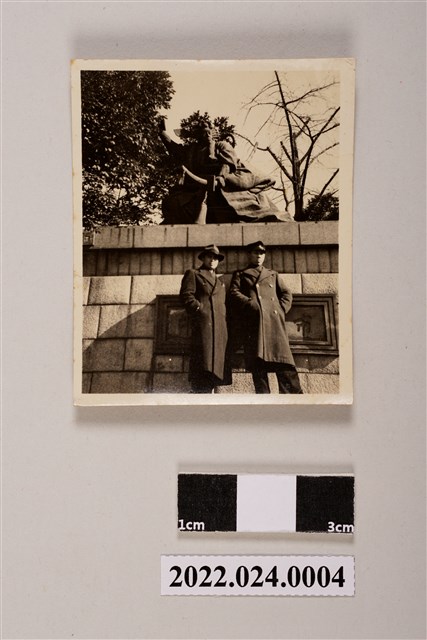 雕像下張子敬與友人合照黑白照片 (共2張)
