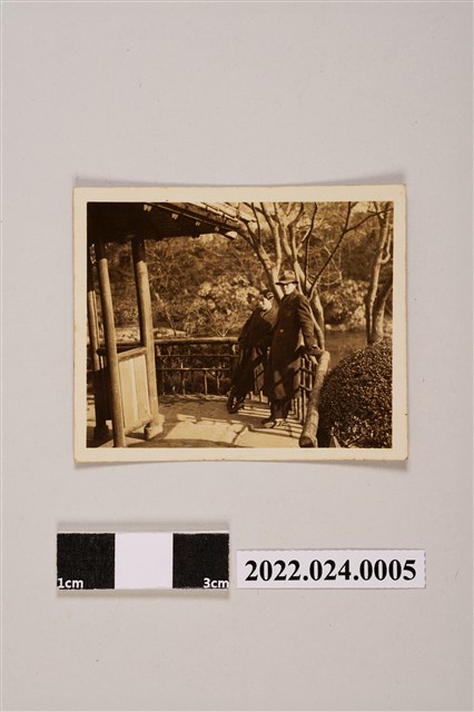 亭邊兩個男人合照黑白照片 (共2張)