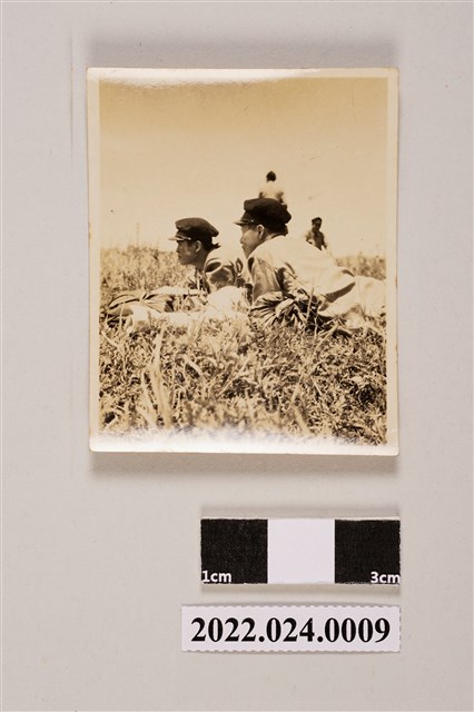 草地間兩個男人合照黑白照片 (共2張)