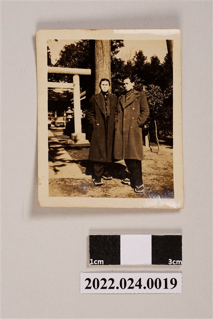 神社前張子敬與友人合照黑白照片 (共2張)