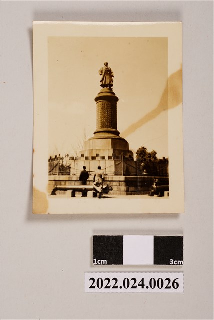 雕像下兩個男人背面黑白照片 (共2張)