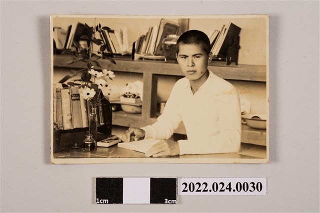 書桌前張子敬獨照黑白照片 (共2張)